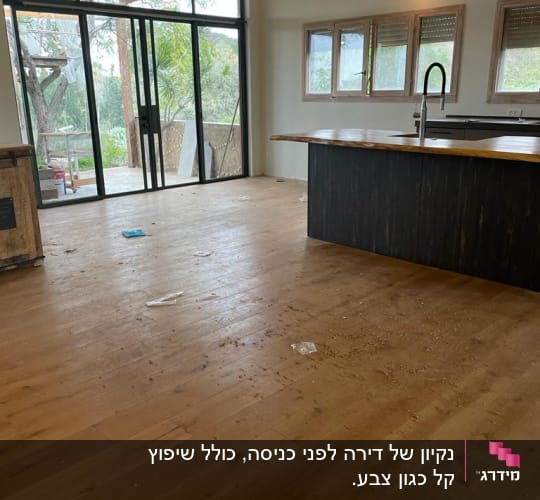רצפה מלוכלכת עם לכלוך ופסולת לניקוי
